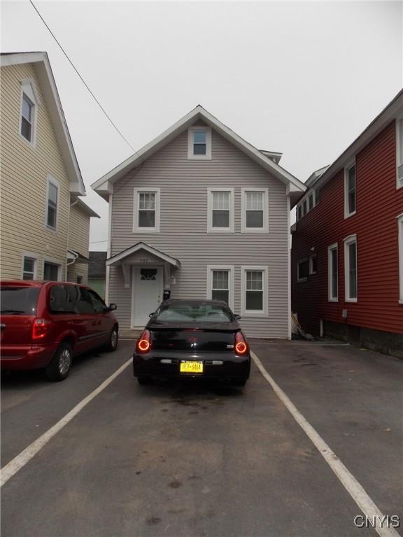 view of front facade with uncovered parking