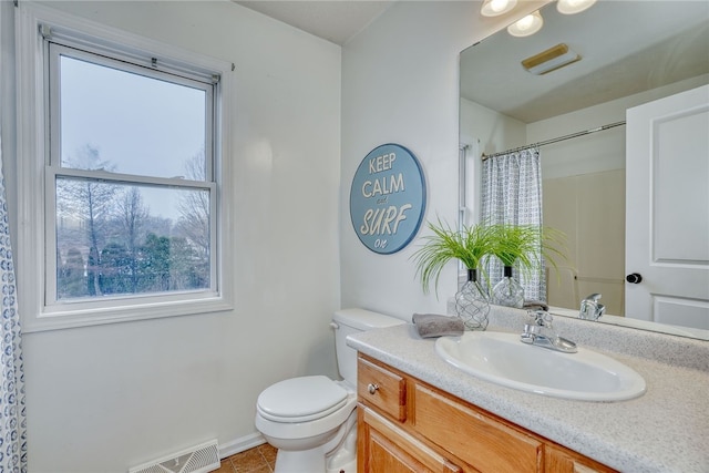 full bathroom with tile patterned flooring, toilet, vanity, visible vents, and a shower with curtain