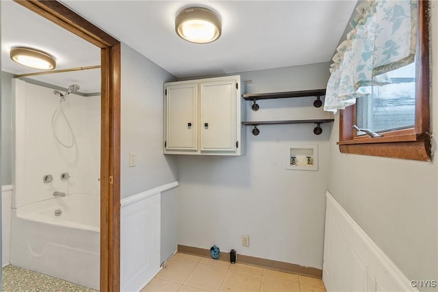 washroom with washer hookup, laundry area, and baseboards