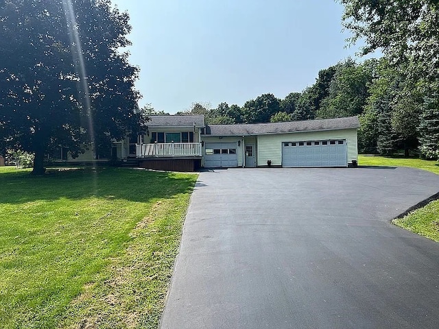 view of front of house featuring a garage, driveway, and a front yard