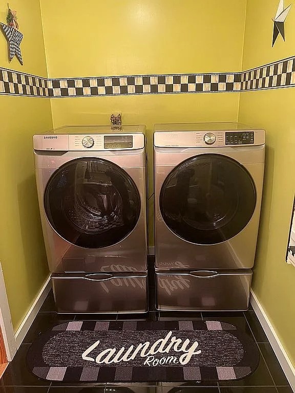 laundry area featuring laundry area, independent washer and dryer, and baseboards