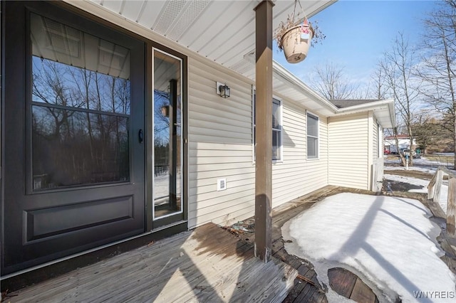 property entrance featuring a porch