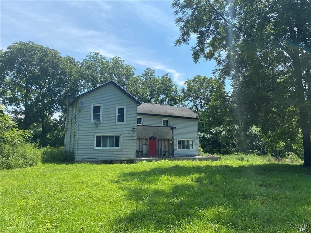 view of front of property with a front lawn