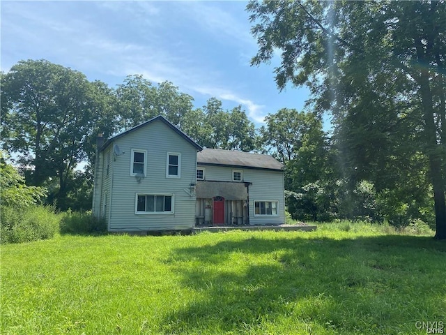 view of front of property with a front lawn