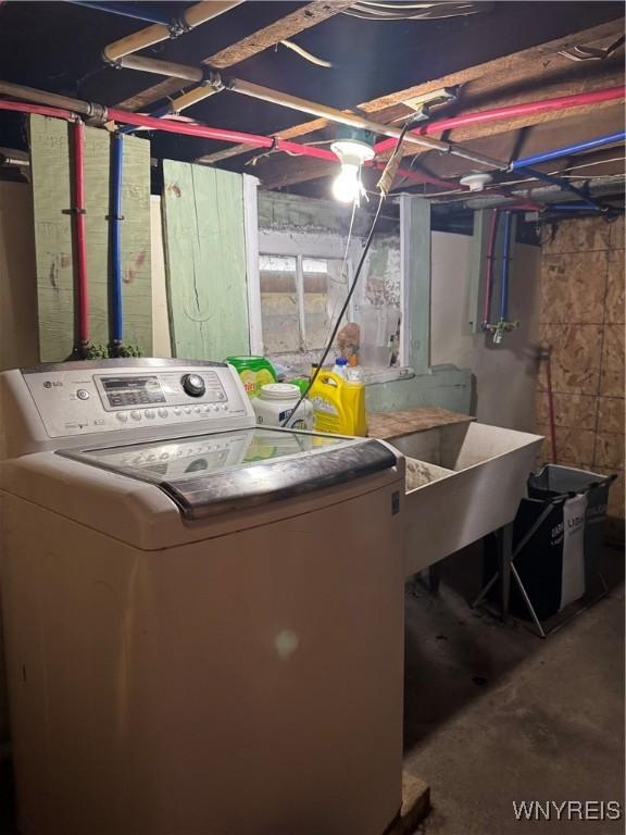 laundry room with washer / clothes dryer and laundry area