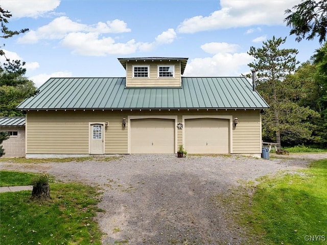 garage featuring gravel driveway