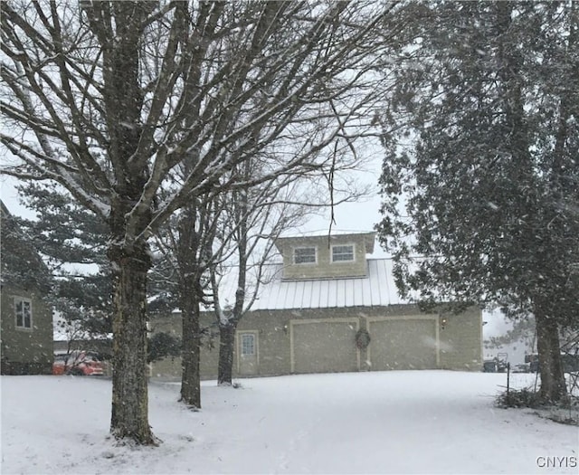 view of front facade featuring a garage