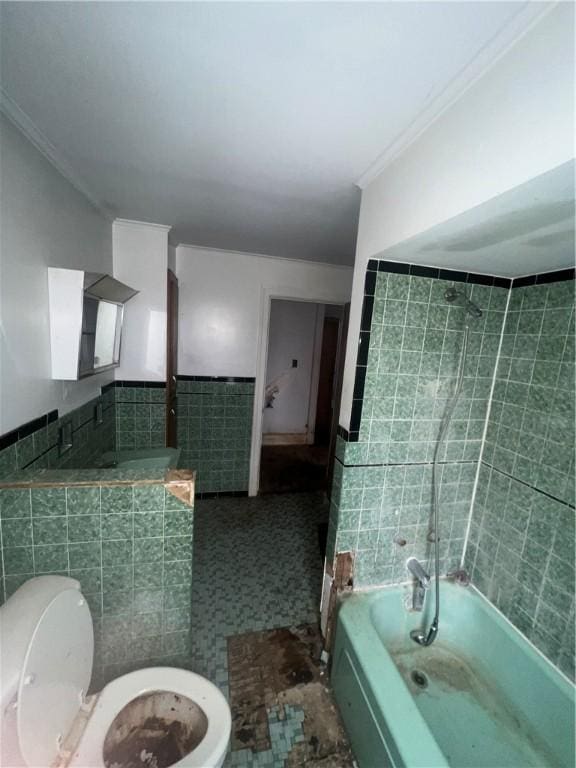 full bathroom featuring a wainscoted wall, crown molding, tile walls, and toilet