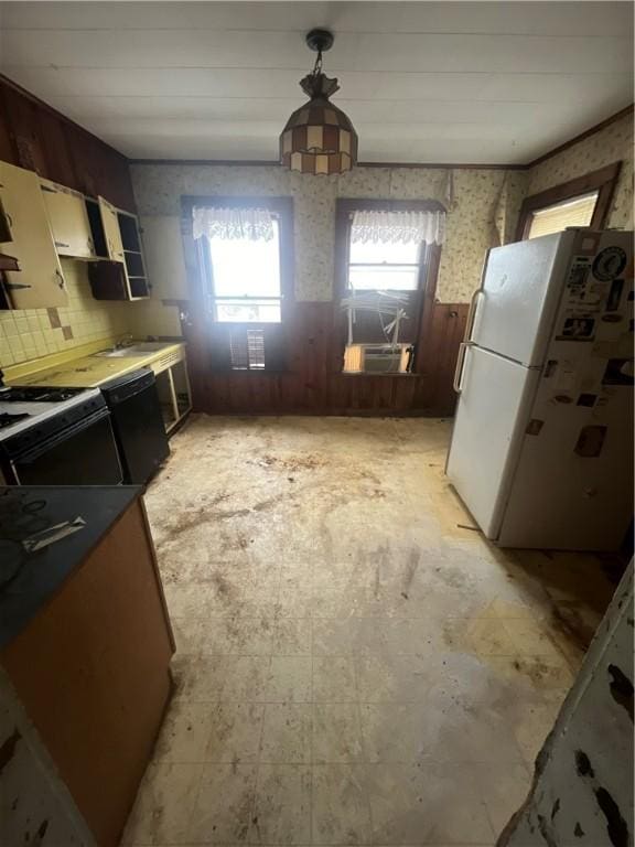 kitchen with wallpapered walls, dishwasher, gas range, freestanding refrigerator, and cooling unit