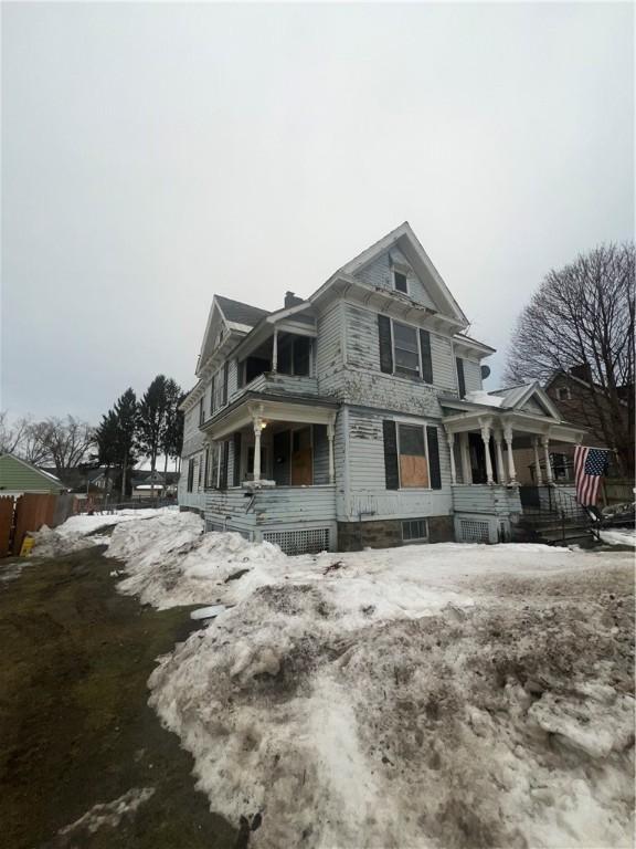 view of front of home with covered porch