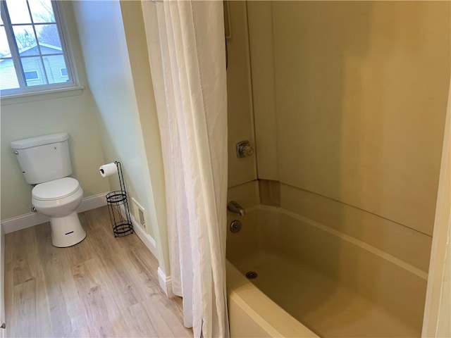 full bath featuring toilet, shower / bathtub combination with curtain, baseboards, and wood finished floors