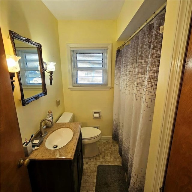 full bathroom featuring toilet, a shower with curtain, and vanity