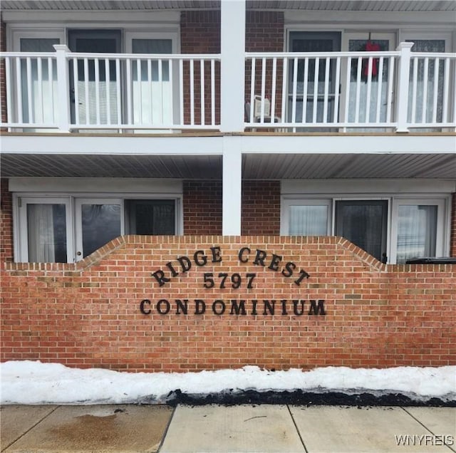 view of community / neighborhood sign