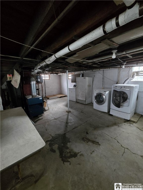 basement with freestanding refrigerator and washing machine and clothes dryer