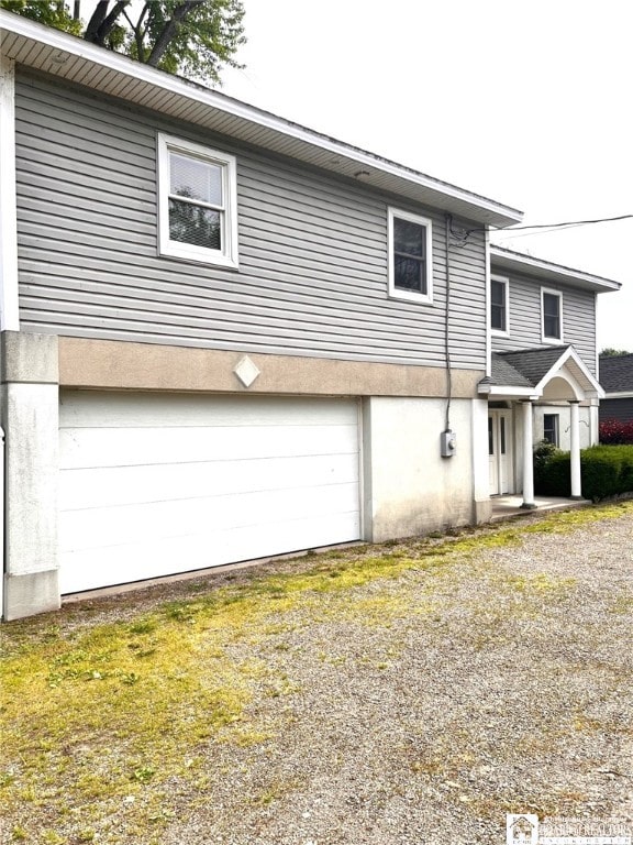 view of front facade featuring driveway