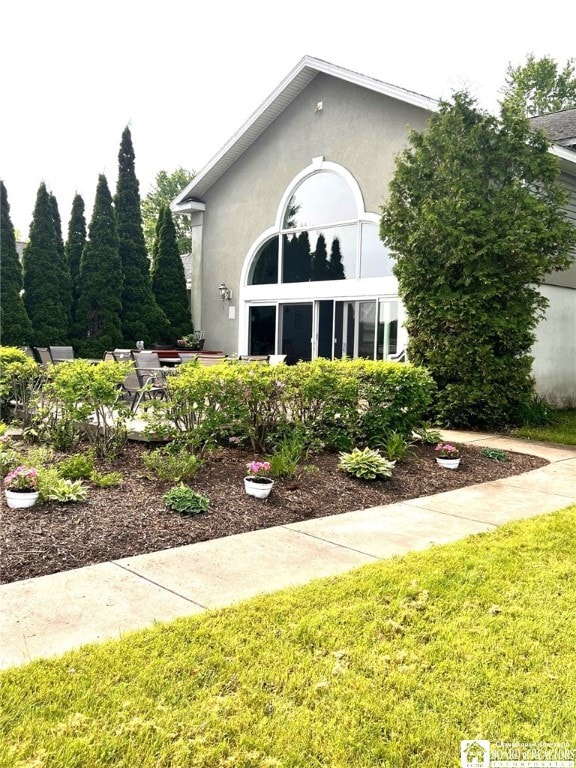 view of front facade featuring a front lawn and stucco siding