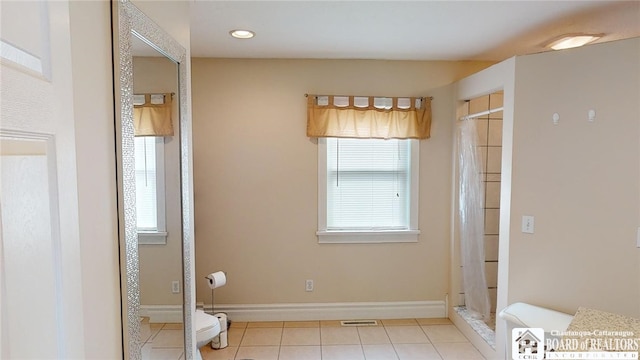 full bathroom featuring curtained shower, visible vents, toilet, tile patterned flooring, and baseboards