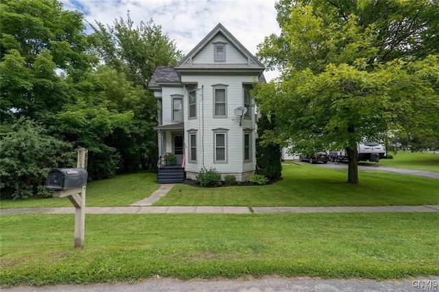 view of front of house featuring a front lawn