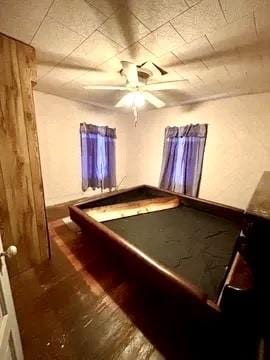 unfurnished bedroom featuring ceiling fan and baseboards