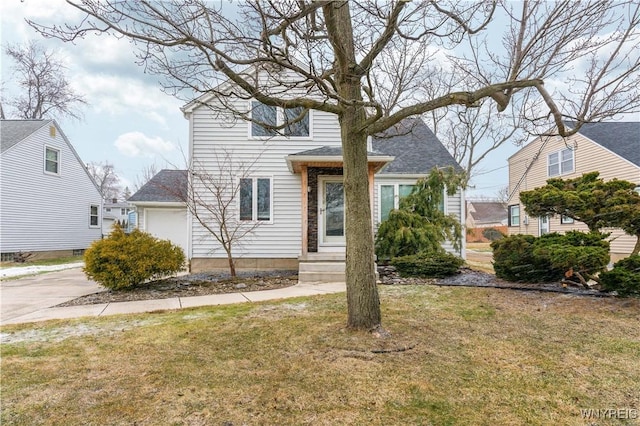 traditional home featuring a shingled roof and a front yard