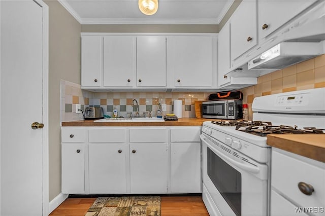 kitchen featuring stainless steel microwave, ornamental molding, gas range gas stove, light wood-type flooring, and a sink