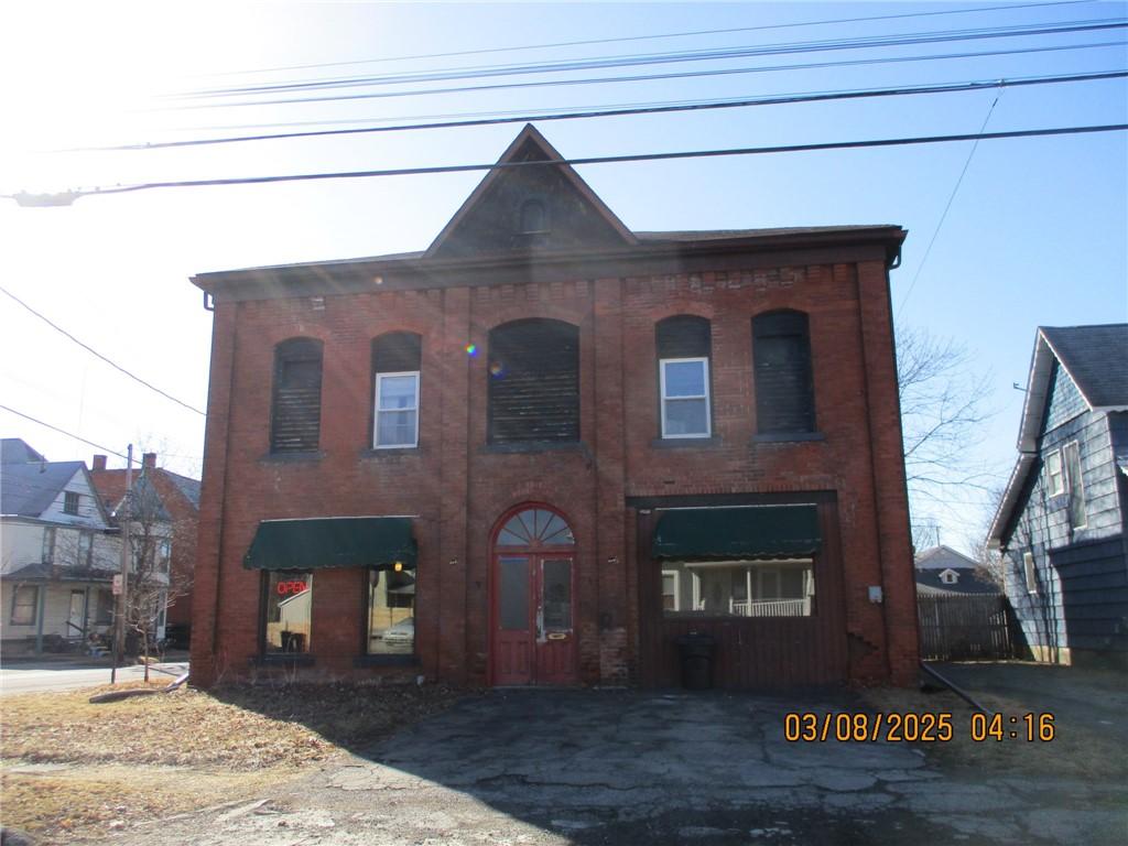 view of front facade with brick siding