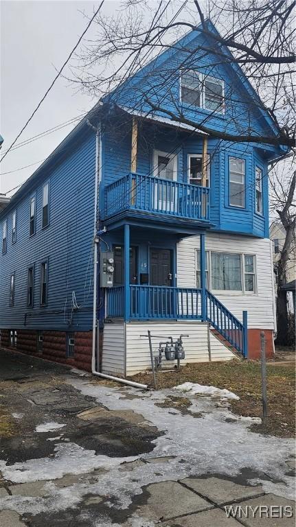 view of front facade featuring a porch and a balcony