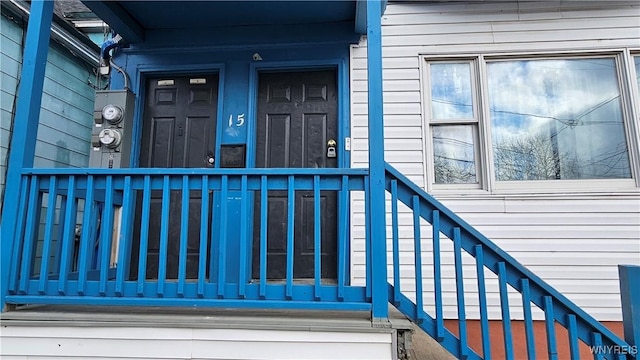 doorway to property with covered porch