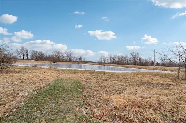 view of yard featuring a water view