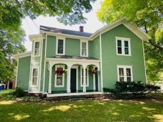 view of front of property featuring a front lawn and a porch