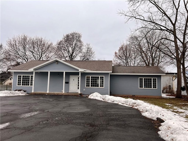 single story home with driveway