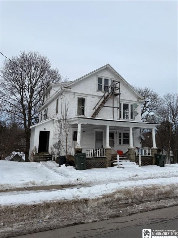 view of front of home featuring a porch