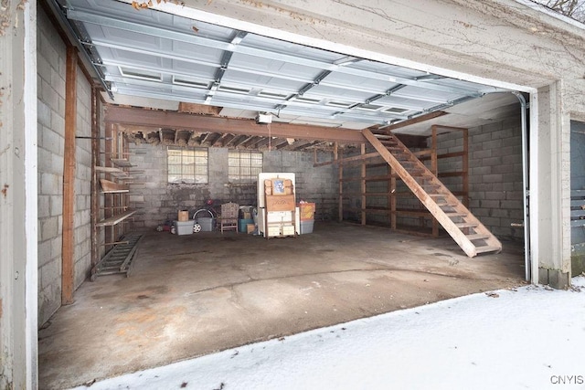 garage featuring concrete block wall