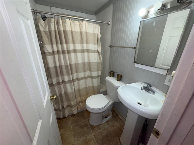 full bath featuring toilet, tile patterned flooring, a sink, and a shower with shower curtain