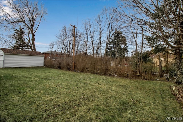 view of yard featuring an outbuilding