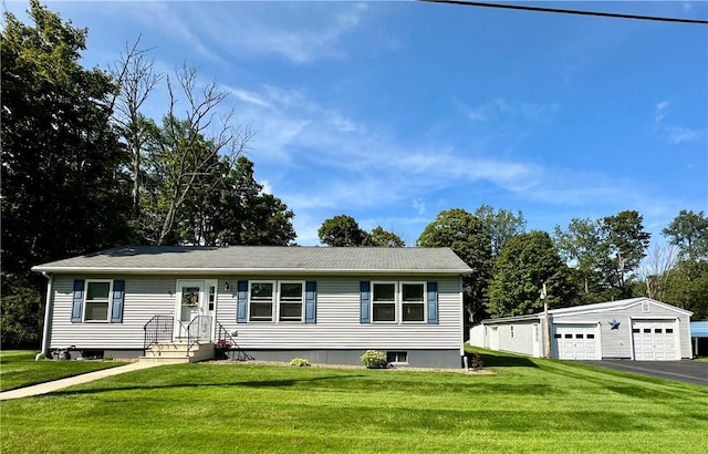 view of front of house featuring an outdoor structure, a detached garage, and a front yard