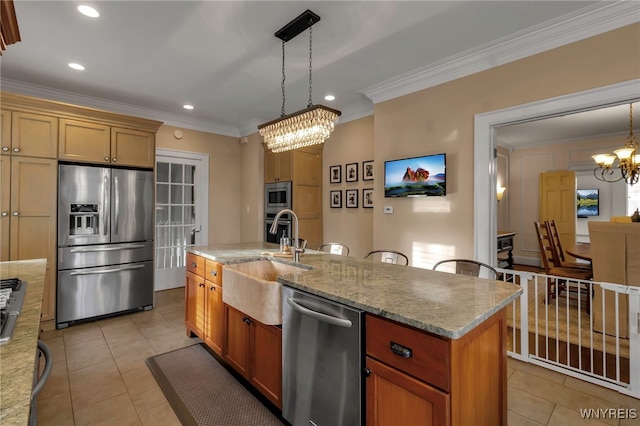 kitchen featuring crown molding, light tile patterned floors, appliances with stainless steel finishes, a sink, and a chandelier