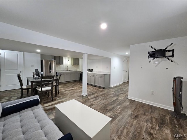 living room with dark wood-style floors, recessed lighting, and baseboards