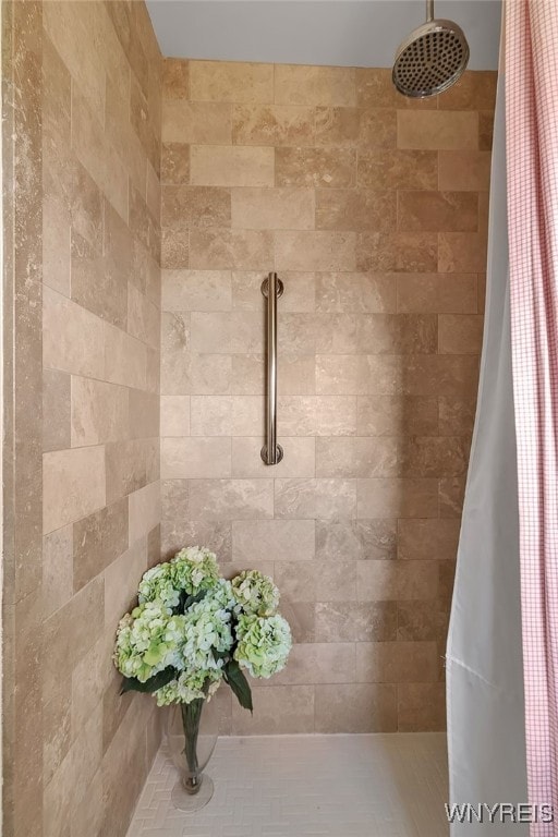 room details featuring tiled shower