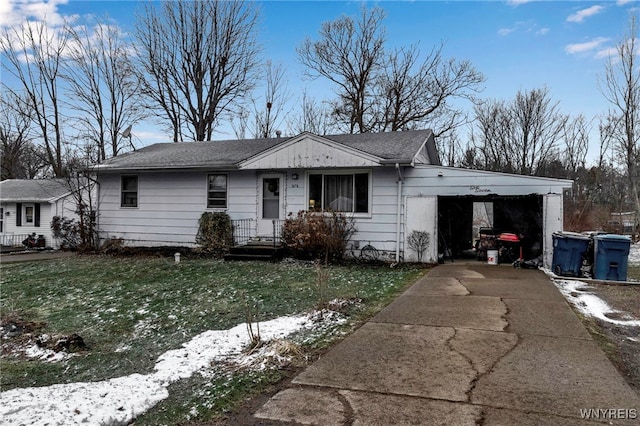 view of front of property with driveway and a front lawn