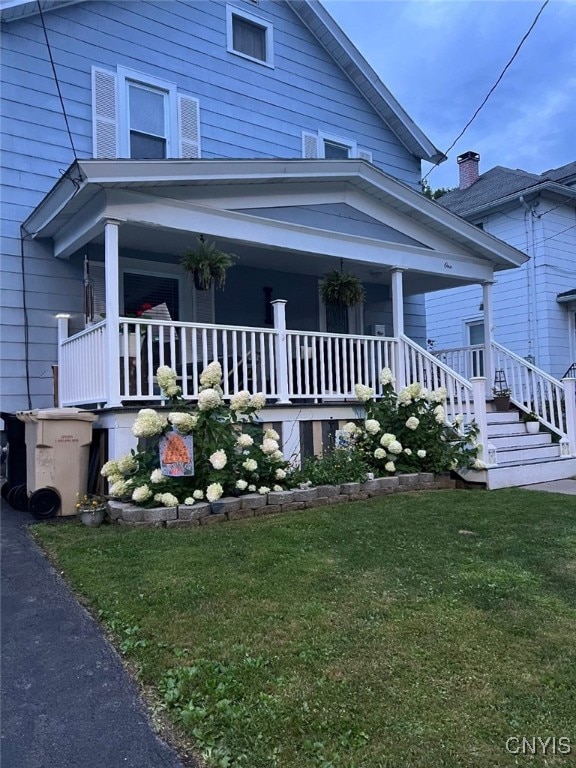 view of front of home featuring a porch and a front lawn