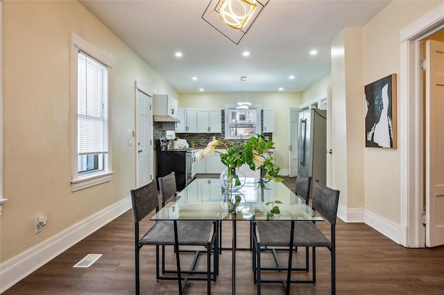 dining space featuring baseboards, visible vents, dark wood-type flooring, and recessed lighting