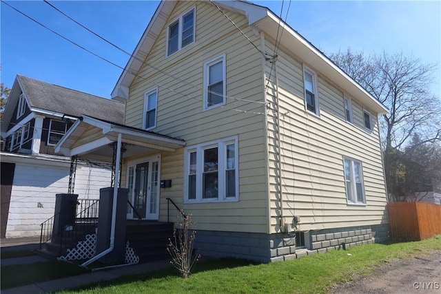 view of front facade with fence