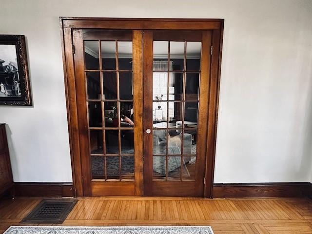 details with visible vents, baseboards, and wood finished floors