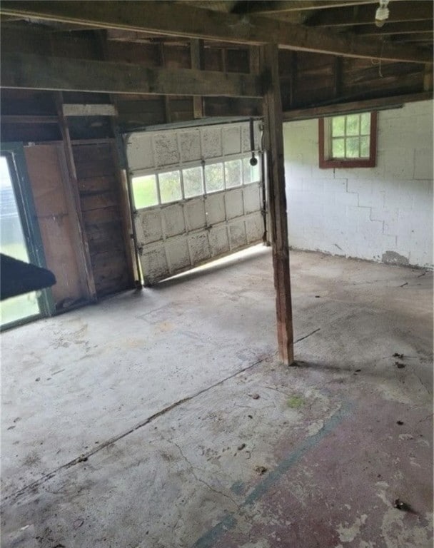 garage featuring concrete block wall