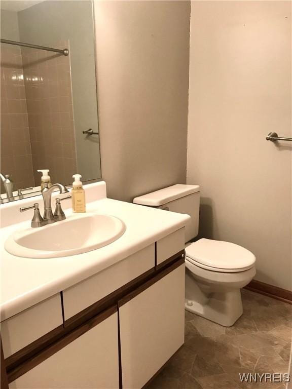 bathroom with vanity, curtained shower, and toilet