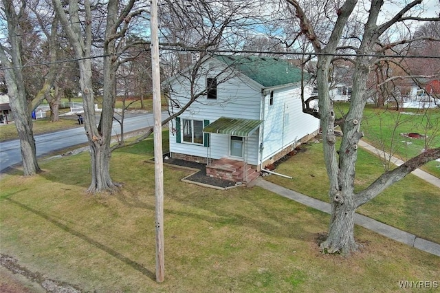 view of front of house with entry steps and a front yard