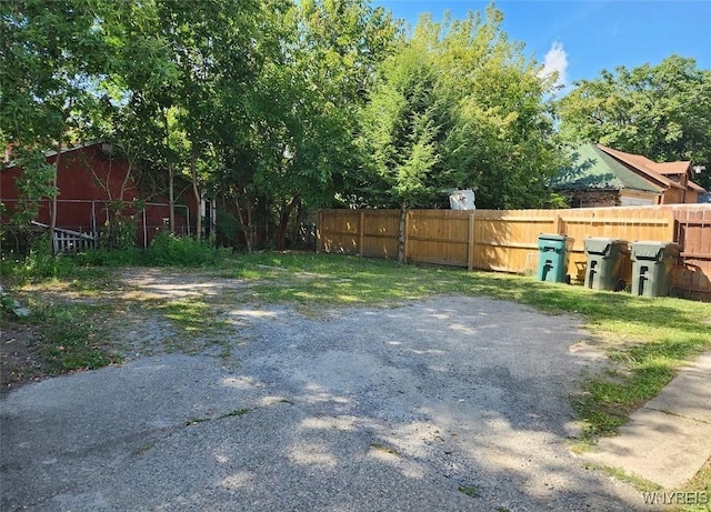 view of yard with an outbuilding and fence