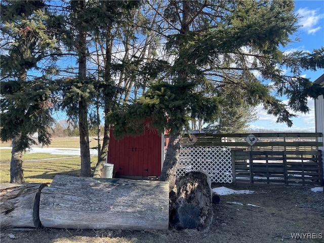 view of yard with an outbuilding