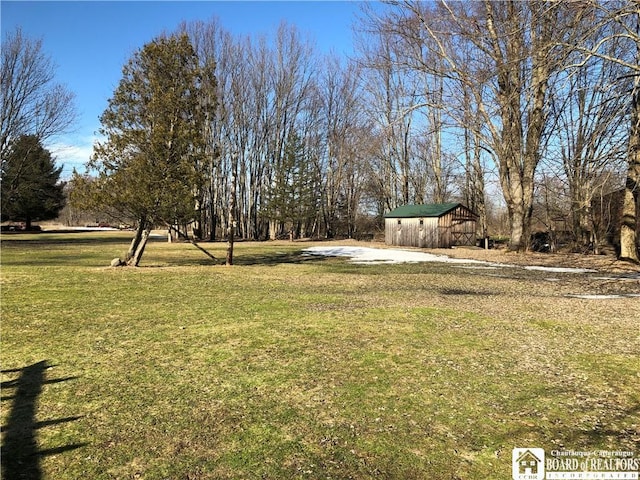 view of yard featuring an outbuilding